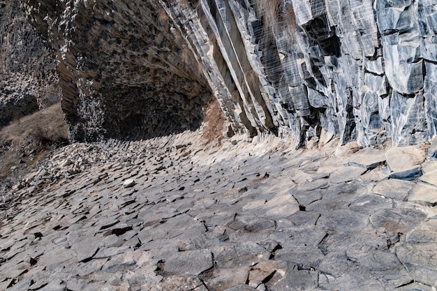 Rocas de enormes pilares hexagonales verticales de basalto como tubos de órgano Sinfonía de piedras Armenia