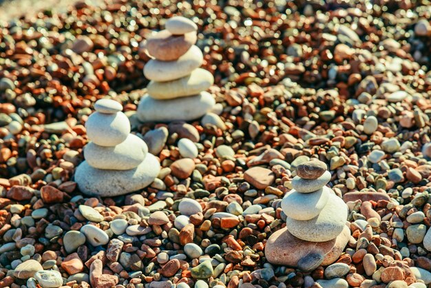 Foto rocas equilibradas en la playa rocosa costera al atardecer de cerca