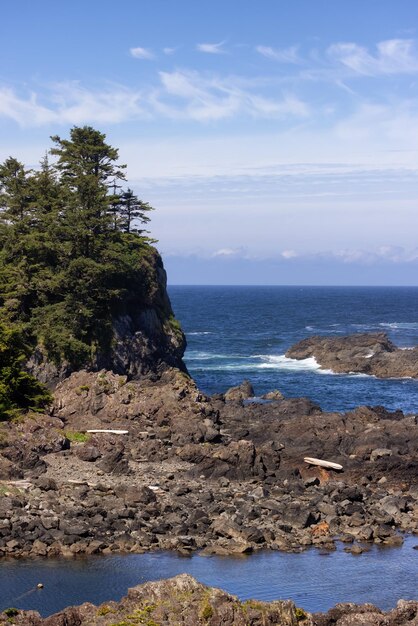 Rocas escarpadas en una costa rocosa en la costa oeste del océano Pacífico