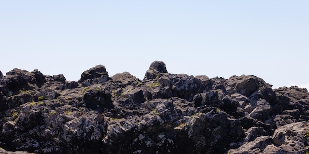 Rocas escarpadas en una costa rocosa en la costa oeste del océano Pacífico