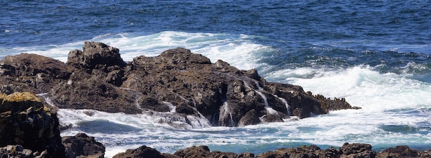 Rocas escarpadas en una costa rocosa en la costa oeste del océano Pacífico