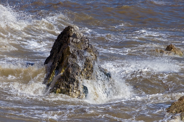 Rocas golpeadas por el mar en Hope Gap