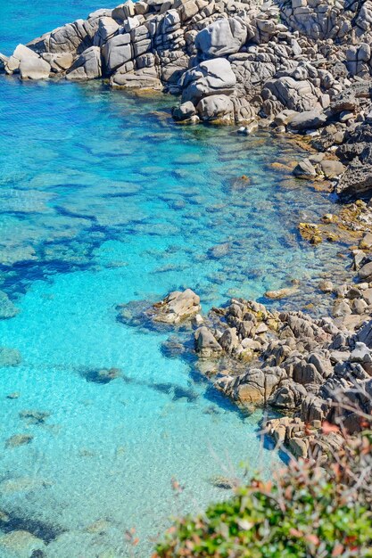 Rocas grises en Capo Testa agua clara Cerdeña