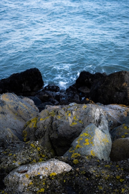 Las rocas grises en la orilla Foto de archivo