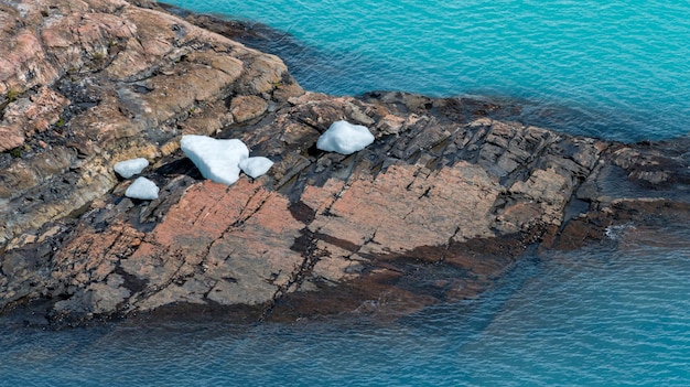 Rocas de hielo de icebergs flotando en el lago Argentino en el Parque Nacional Los Glaciares