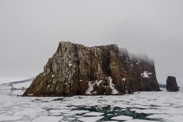 Rocas en la isla Decepción, Antártida