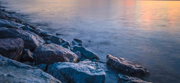 Rocas junto al mar, imagen del mar de la tarde y puesta de sol