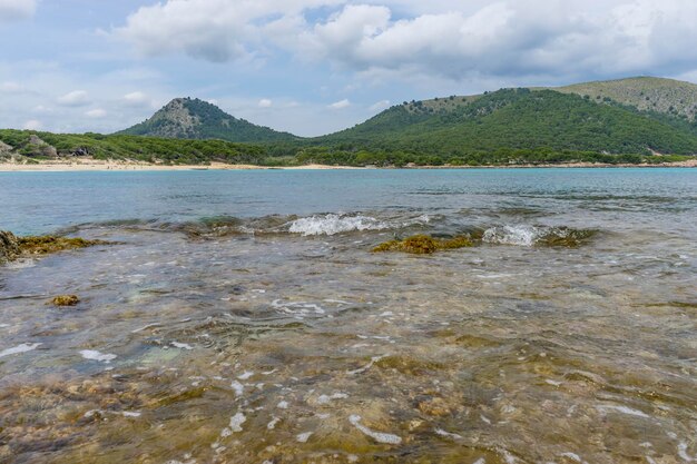Rocas junto al mar Mediterráneo en la isla de Ibiza en España, escena de vacaciones y verano