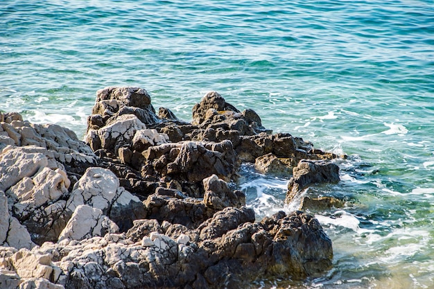 Rocas lavadas por el fondo del mar azul del mar