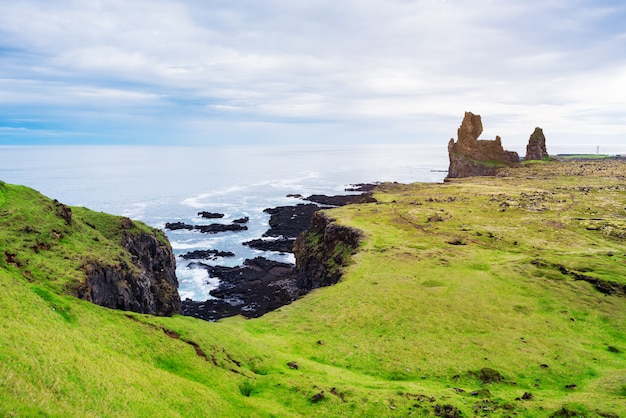 Rocas de Londrangar en Islandia