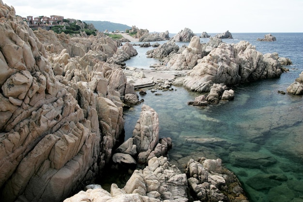 rocas y mar azul, bahía en Costa Paradiso, Cerdeña Italia