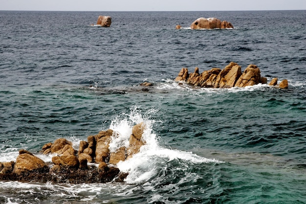 rocas y mar azul, bahía en Costa Paradiso, Cerdeña Italia