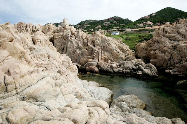 rocas y mar azul, bahía en Costa Paradiso, Cerdeña Italia