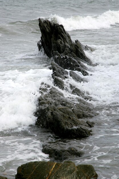 rocas y mar azul, bahía en Costa Paradiso, Cerdeña Italia