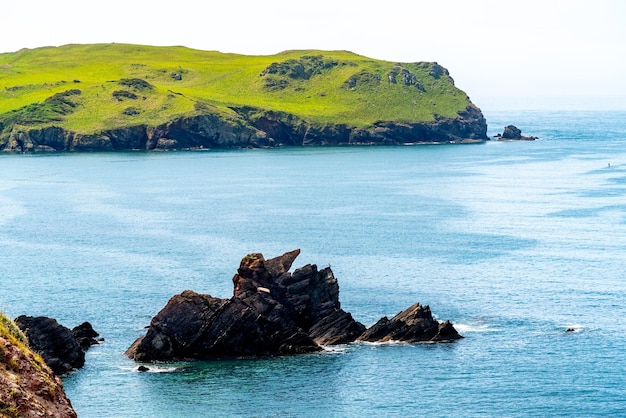 Rocas en el mar cerca de Outer Hope en Devon