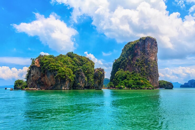rocas y mar, cielo azul hermoso en Krabi Tailandia.