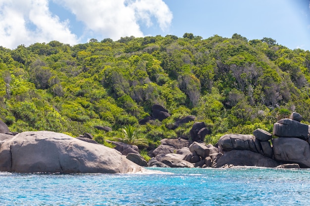 Rocas, mar y cielo azul.