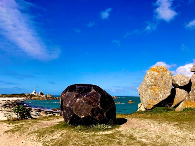 Las rocas del mar contra el cielo azul