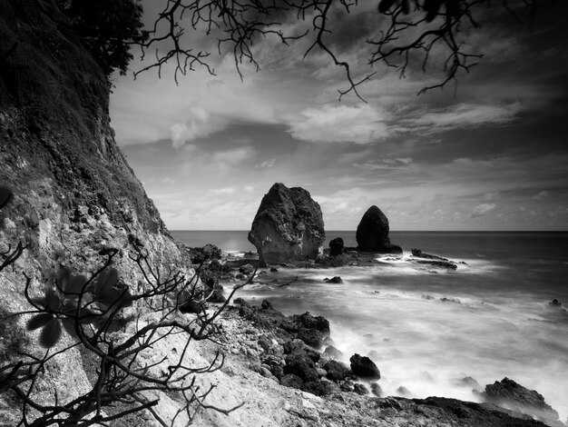 Foto las rocas por el mar contra el cielo