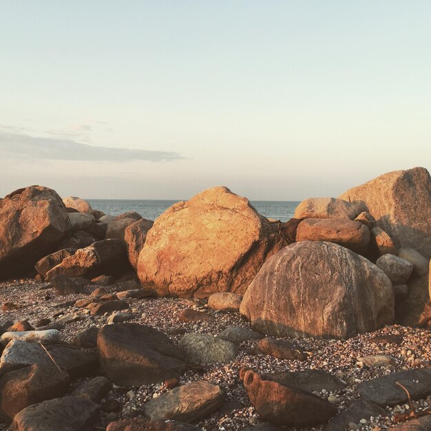 Foto las rocas por el mar contra el cielo