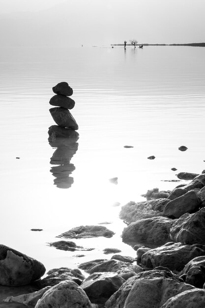 Foto rocas en el mar contra el cielo