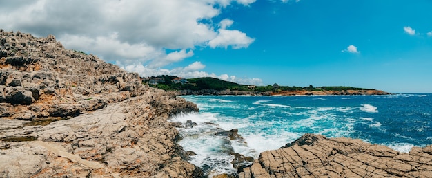 Rocas en el mar en la costa rocosa de montenegro wild beach dangerousro