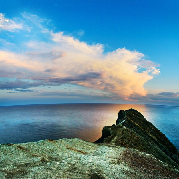 Rocas y mar. Escena dramática.