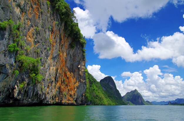 Rocas y mar en Krabi Tailandia