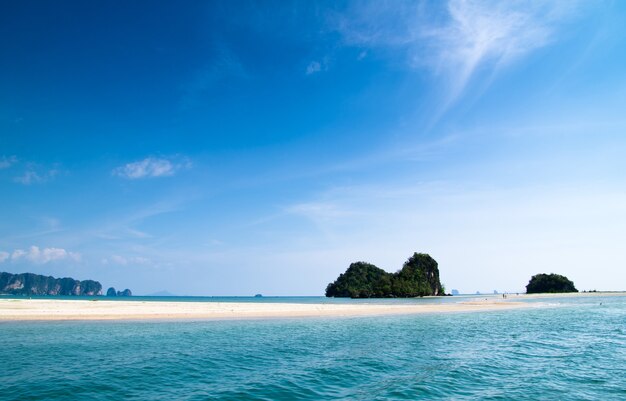 Rocas y mar en Krabi Thsiland