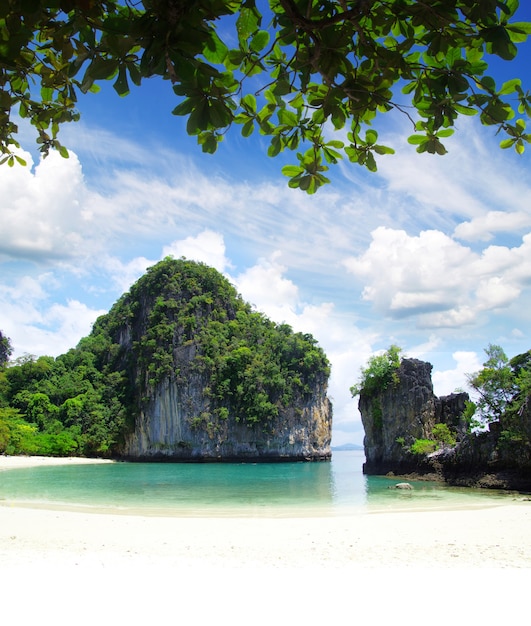 Rocas y mar en Krabi Thsiland