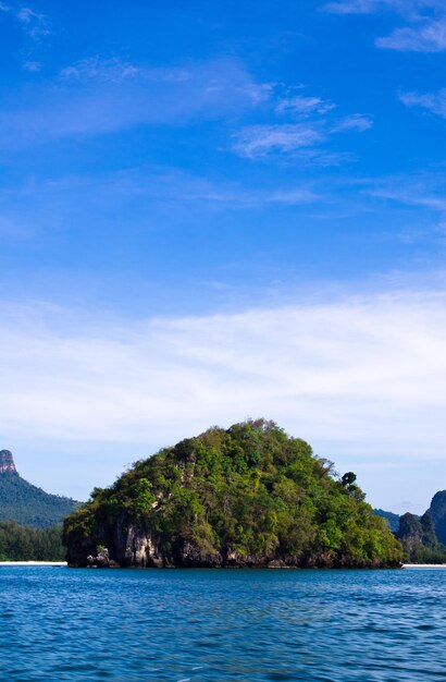 Rocas y mar en Krabi Thsiland