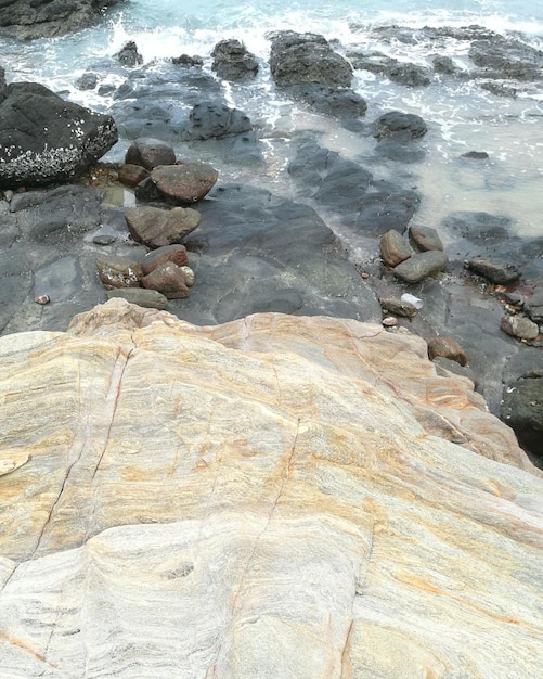 Las rocas en el mar