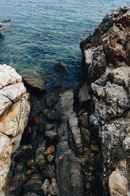 Foto las rocas en el mar