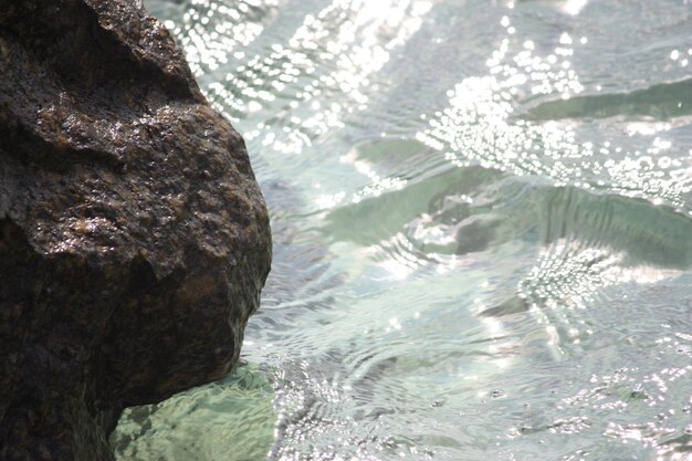 Foto rocas en el mar