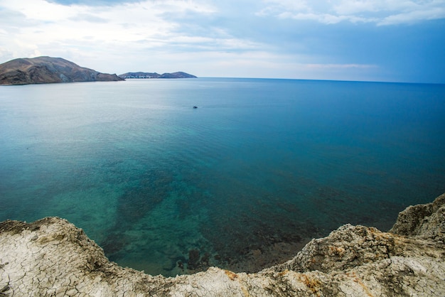 Rocas y mar.