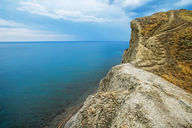 Rocas y mar.