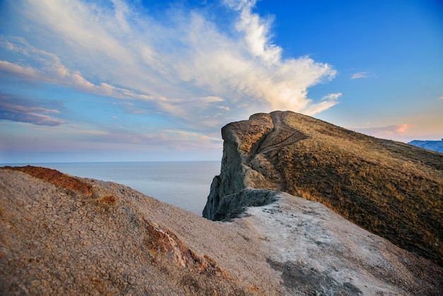 Rocas y mar.