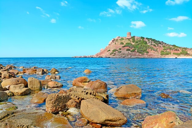 Rocas marrones en la playa de Porticciolo Cerdeña