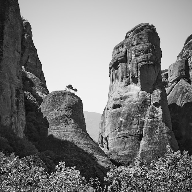 Rocas de Meteora en Grecia. Paisaje griego. Fotografía en blanco y negro