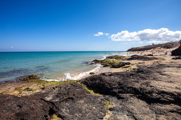 rocas con musgo en la playa turística de Costa Calma, Fuerteventura