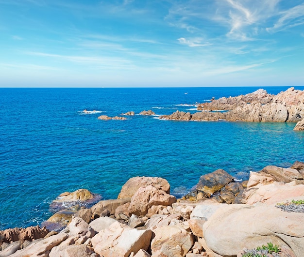 Rocas naranjas en la costa de costa paradiso