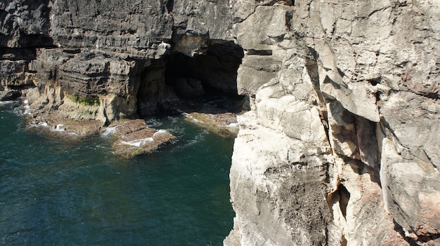 Foto rocas oceánicas en bocka do inferno portugal