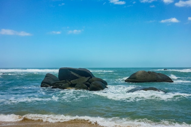 Las rocas y el océano en el Parque Natural de Tayrona en Colombia