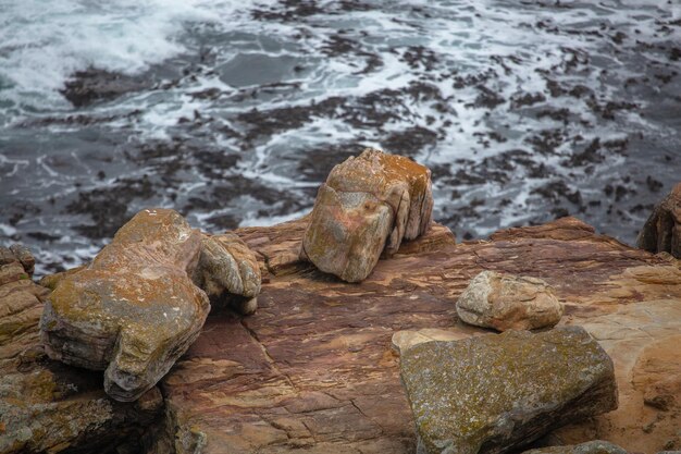 Rocas en un océano tormentoso