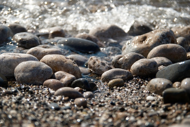 Rocas en las olas y espuma del mar.