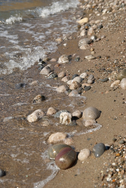 Rocas en olas y marea marina