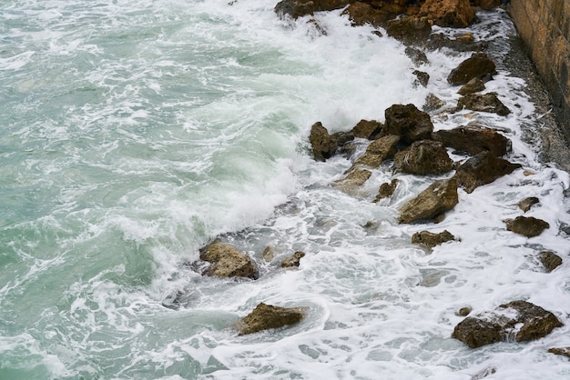 Rocas y olas