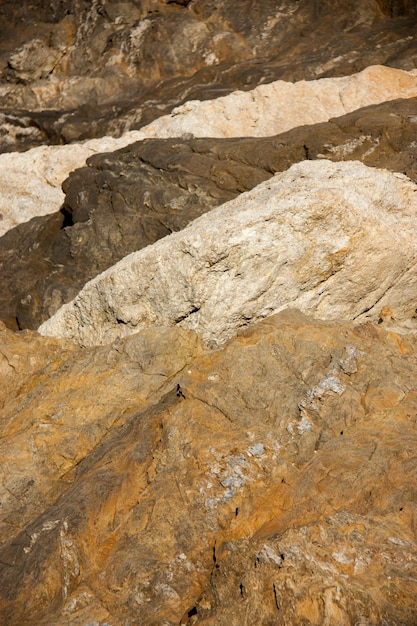 Rocas originales formando olas