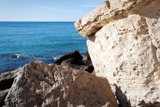 Rocas en la orilla del Mar Caspio