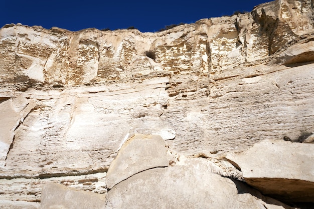 Foto las rocas en la orilla del mar caspio